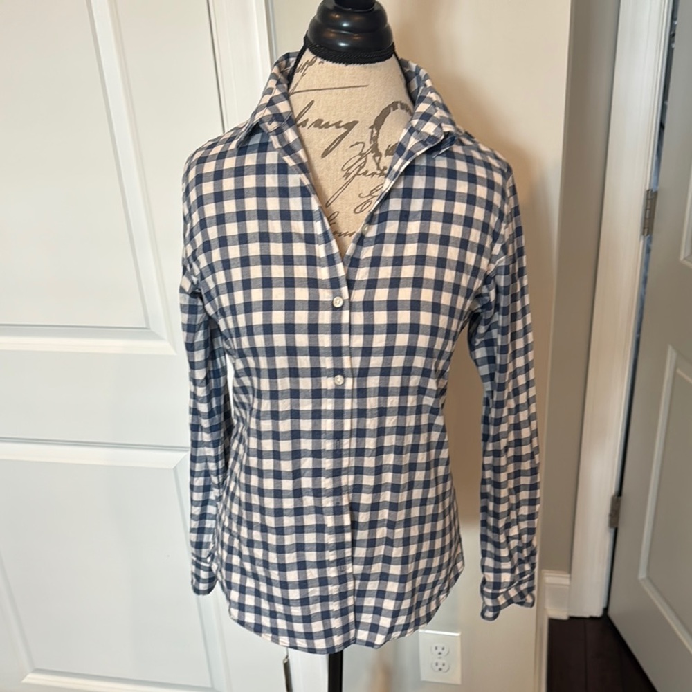 Women’s Banana Republic Blue and White Fitted Button Down Shirt